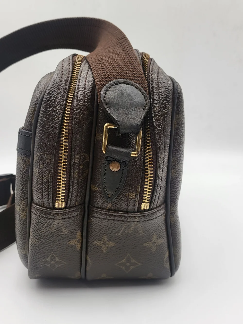 LOUIS VUITTON Monogram Canvas Reporter Bag.Authentic w/COA included!!!